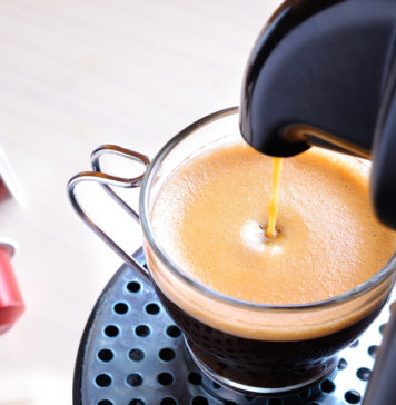 Czy mini ekspres do kawy będzie w stanie sprostać wielkim potrzebom? Sprawdzamy! mini ekspres do kawy