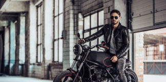 Zakup elementów ochronnych do jazdy na rolkach, rowerze i motocyklu – na co zwrócić uwagę przy wyborze konkretnych rozwiązań? motocyklista w hangarze siedzący na motocyklu