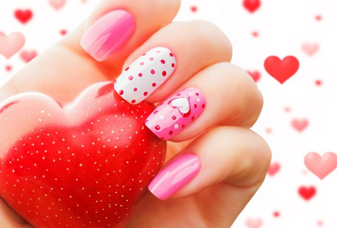 romantyczny manicure z motywem serc