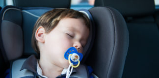 Kidfix i ich znaczenie dla bezpieczeństwa pociech dziecko śpiące w foteliku samochodowym