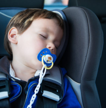 Kidfix i ich znaczenie dla bezpieczeństwa pociech dziecko śpiące w foteliku samochodowym