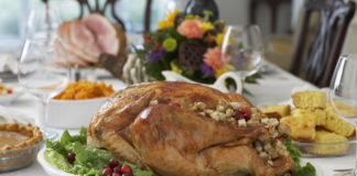 Płyty indukcyjne z linii SENSE ‒ odkryj swoją miłość do gotowania wykwintny obiad na stole