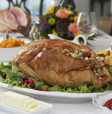 Płyty indukcyjne z linii SENSE ‒ odkryj swoją miłość do gotowania wykwintny obiad na stole