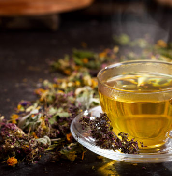 Postaw na zioła do picia! Dlaczego warto pić napary ziołowe? filiżanka naparu ziołowego