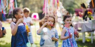 Urodzinowe atrakcje dla dzieci – co wybrać? dzieci na przyjęciu urodzinowym bańki