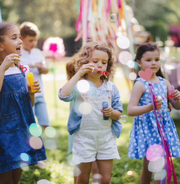 Urodzinowe atrakcje dla dzieci – co wybrać? dzieci na przyjęciu urodzinowym bańki