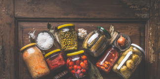 Kiszonki – które smakują fantastycznie i jakie oferują właściwości? kiszone warzywa w słoikach rustykalne zdjęcie