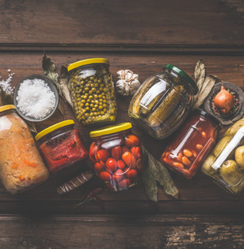 Kiszonki – które smakują fantastycznie i jakie oferują właściwości? kiszone warzywa w słoikach rustykalne zdjęcie