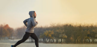 Jogging – jak odpowiednio przygotować się do biegania także w chłodniejsze dni mężczyzna biegający jesienią