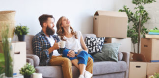 Prawa i obowiązki – na jakie kwestie należy zwrócić uwagę przy wynajmie mieszkania? młodzi ludzie po przeprowadzce do nowego mieszkania