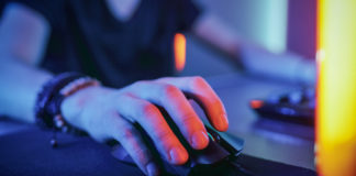 Czym wyróżnia się sprzęt dla graczy? Jak dobrać najlepszą mysz i klawiaturę gamingową? myszka gamingowa