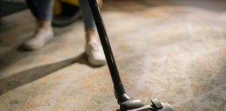 Jaki odkurzacz warto kupić? odkurzanie dywanu