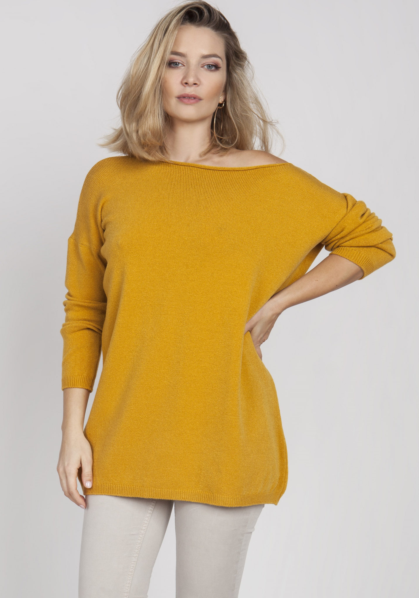 Oversize'owy sweter z obniżoną linią ramion