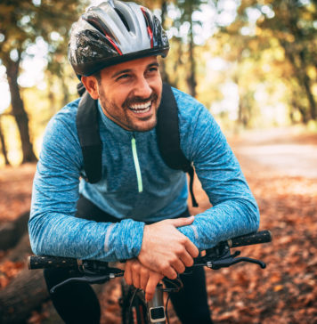 Nie chowaj roweru z końcem lata! rowerzysta jesienią