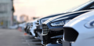 Wypożyczalnia samochodów – kiedy warto z niej skorzystać i na co trzeba zwrócić uwagę? parking samochodowy