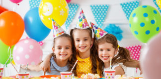 Wybór motywu przewodniego dla dziewczynki trzy dziewczynki podczas przyjęcia urodzinowego