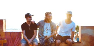 3 pomysły na idealny prezent dla mężczyzny 3 mężczyźni w knajpie na zewnątrz