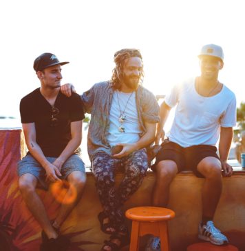 3 pomysły na idealny prezent dla mężczyzny 3 mężczyźni w knajpie na zewnątrz