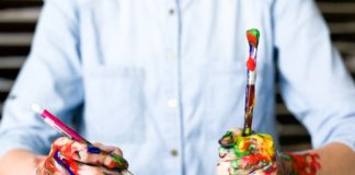 Od rysowania dla zabawy do pracy zarobkowej człowiek z dłońmi umazanymi w farbach