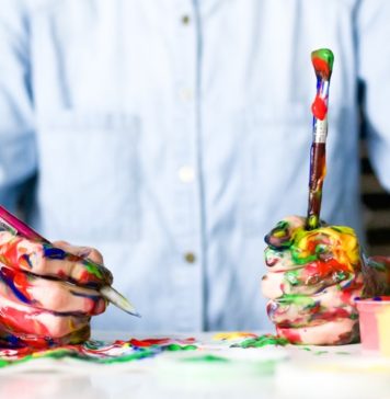 Od rysowania dla zabawy do pracy zarobkowej człowiek z dłońmi umazanymi w farbach