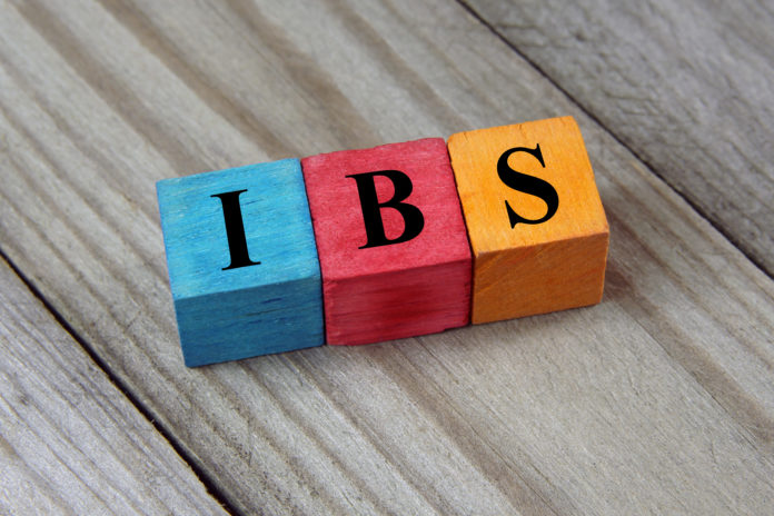 IBS napis (Irritable Bowel Syndrome) na drewnianych klockach
