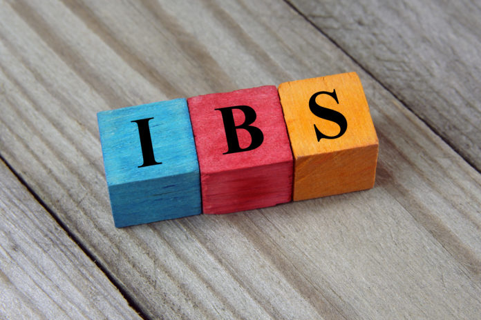 IBS napis (Irritable Bowel Syndrome) na drewnianych klockach IBS napis (Irritable Bowel Syndrome) na drewnianych klockach