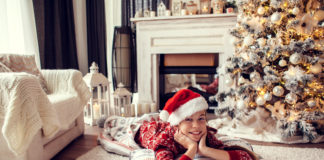 Spędź udane Boże Narodzenie w Świeradowie Zdroju dziecko przy choince w hotelu
