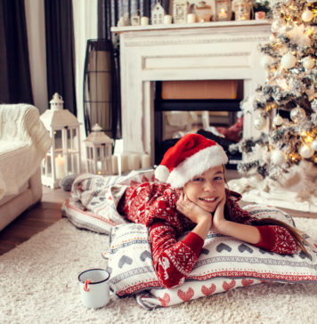 Spędź udane Boże Narodzenie w Świeradowie Zdroju dziecko przy choince w hotelu