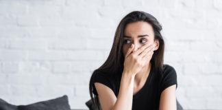 Jakie są współczesne metody radzenia sobie z popularnymi fobiami u ludzi? kobieta fobia