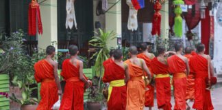 Laos – oaza spokoju w Azji mnisi w luang prabang, laos