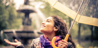 Domowe sposoby na poprawienie odporności na jesień i zimę szczęśliwa kobieta pod parasolem w czasie deszczu
