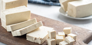 Tofu – co to takiego? serek tofu pokrojony na desce