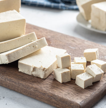Tofu – co to takiego? serek tofu pokrojony na desce