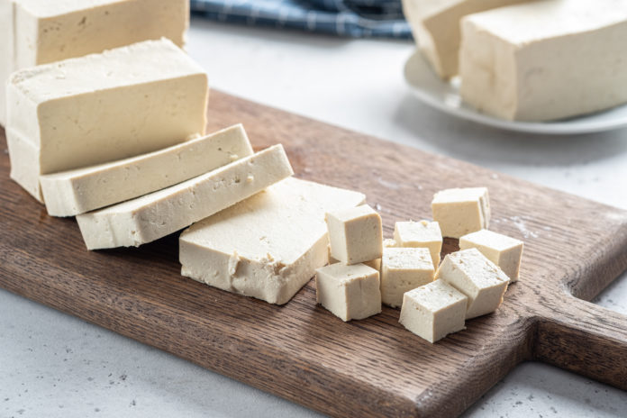 serek tofu pokrojony na desce serek tofu pokrojony na desce