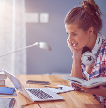 Zajęcia szkolne w domu – o co należy zadbać, aby okazały się jak najskuteczniejsze? studentka na zajęciach elearning