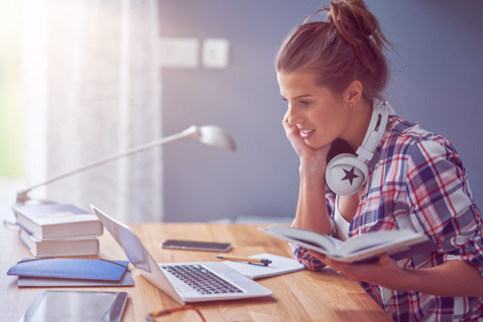 studentka na zajęciach elearning studentka na zajęciach elearning