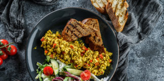 Tofu w roli głównej – pyszne przepisy dla każdego Tofucznica, czyli jajecznica bez jajek