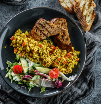 Tofu w roli głównej – pyszne przepisy dla każdego Tofucznica, czyli jajecznica bez jajek