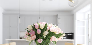 Sposób na modne i nowoczesne wnętrze tulipany w wazonie na stole