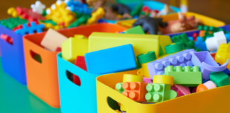 Dlaczego warto kupować w internetowych sklepach z zabawkami? zabawki klocki w kolorowych pudełkach
