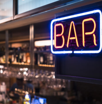 Ciekawostki na temat słynnych, polskich oraz zagranicznych pubów i knajp neon nad barem