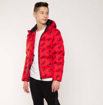 Kurtki zimowe chłopięce – jeden z najdroższych zakupów ubraniowych? chłopak w kurtce jesiennej