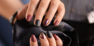 Uniwersalne kolory lakierów do paznokci, które zawsze warto mieć w domu ciemny jesienny manicure