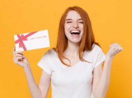 ruda kobieta z kartą podarunkową