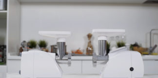 Dlaczego maszynka do mięsa sprawdzi się w każdym domu? dwie maszynki elektryczne do mięsa na stole