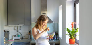 Zielona dieta dla dwojga kobieta w ciąży owoce warzywa