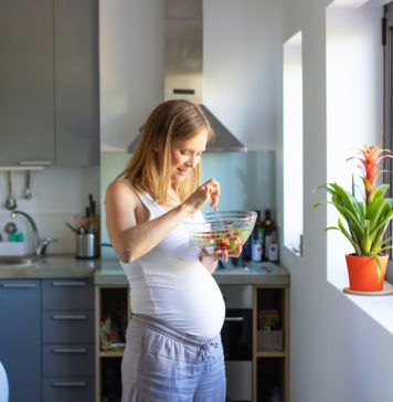 Zielona dieta dla dwojga kobieta w ciąży owoce warzywa