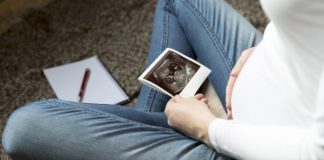 Drugi miesiąc ciąży – okres błyskawicznego wzrostu płodu kobieta w ciąży z zdjęciem usg