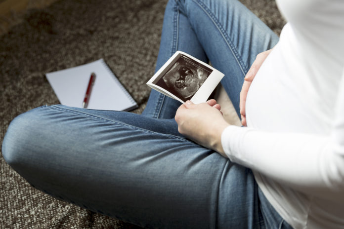 kobieta w ciąży z zdjęciem usg