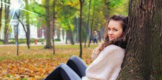 Modne swetry na jesień – trendy i inspiracje kobieta w jesiennym swetrze